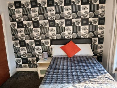 BB9 Modern Clean Ensuite Double Bedroom  Main Photo