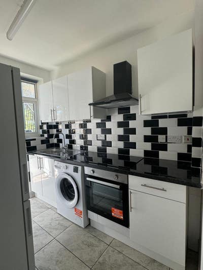 Single room available in recently renovated flat  Main Photo