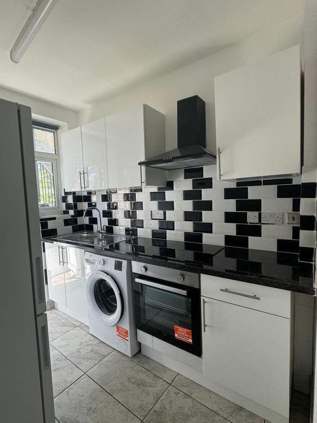 Single room available in recently renovated flat  Main Photo
