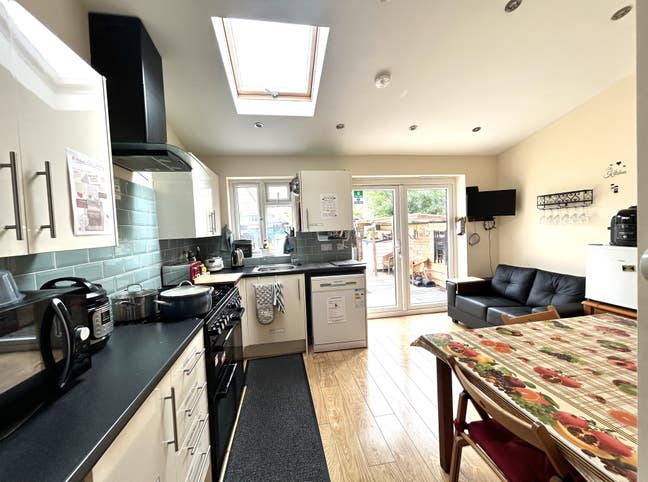 Nice double rooms within 5 mins of train inc bills Main Photo