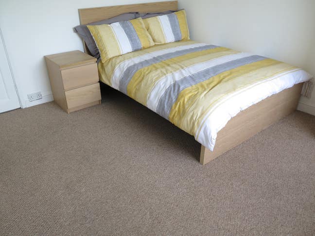 Large Modern Double Room: Parking, near G.C.H.Q Main Photo