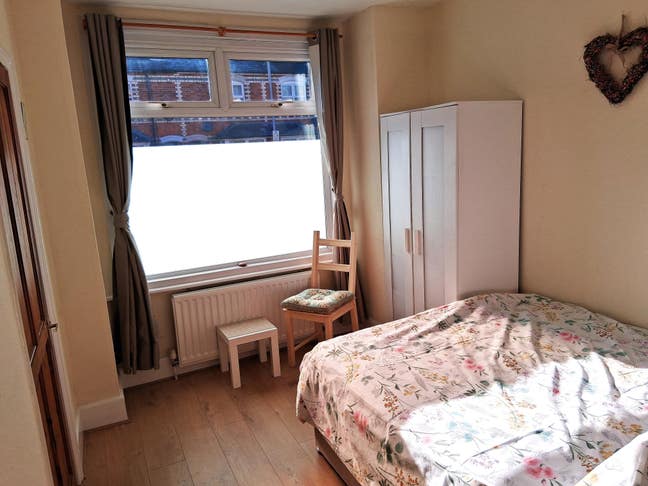 Large Double Room in a Friendly House Main Photo