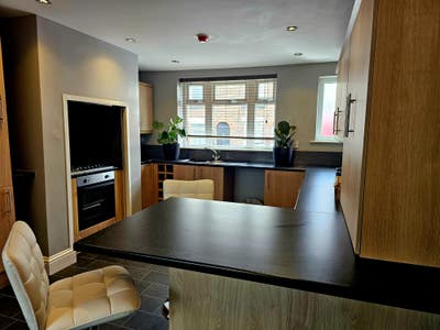 Large comfortable rooms for professionals  Main Photo