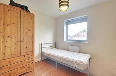  Single Room Available – Clean & Quiet House Near  Main Photo