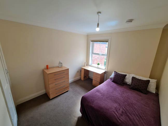 Lovely Double Room Close to Town centre & RBH Main Photo