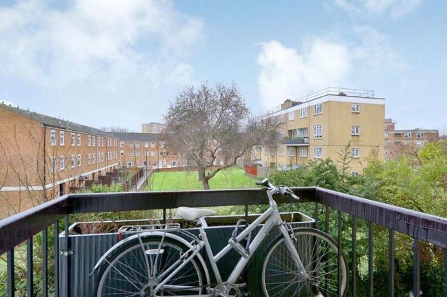 Room with Balcony Hackney female flat Main Photo