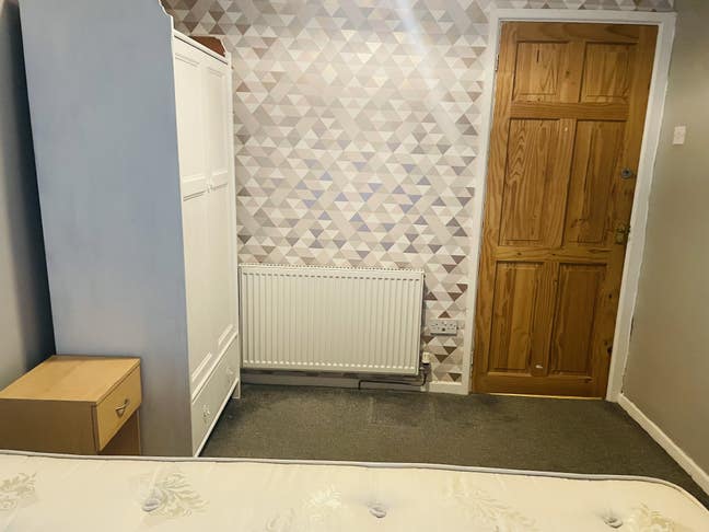 Double bedrooms / furnished / bills included  Main Photo
