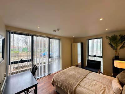 1 Double *4 Bed Flat minutes walk to Canning Town Main Photo