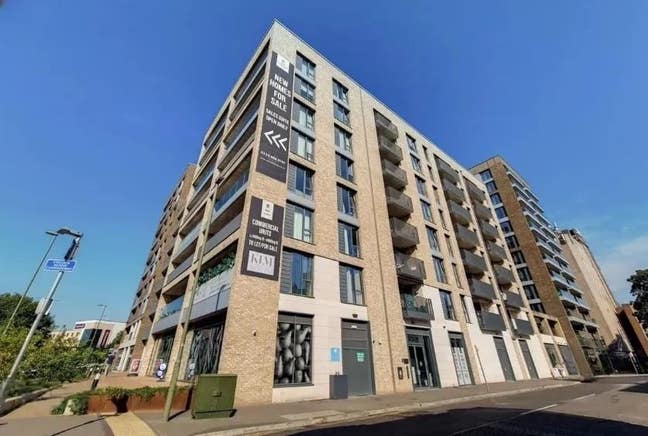 Large Master Double Bedroom with Ensuite  Main Photo