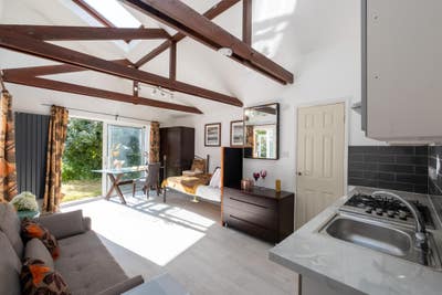 Airy spacious studio flat nr A14 Impington Main Photo