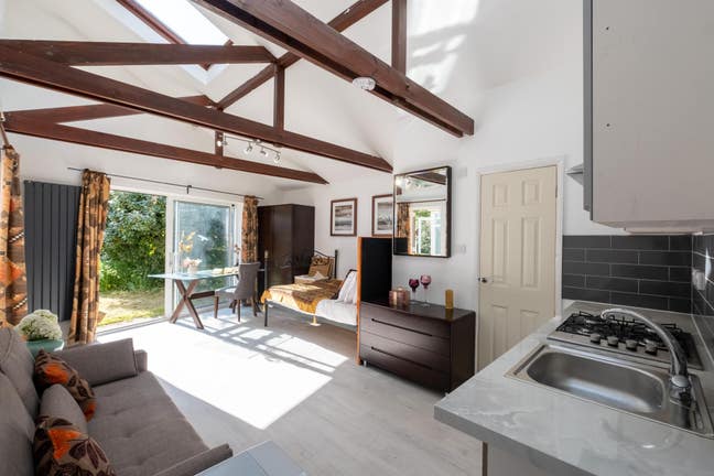 Airy spacious studio flat nr A14 Impington Main Photo