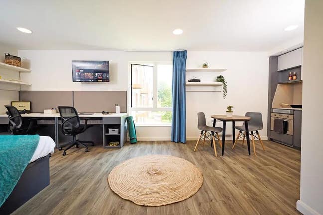 Large Studio to let Main Photo