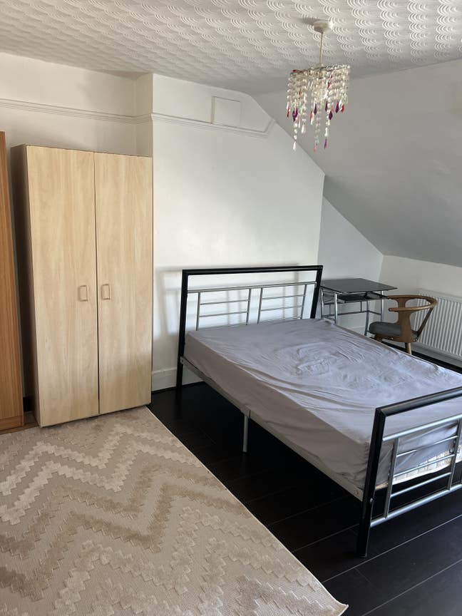 Large double Room in house  Main Photo