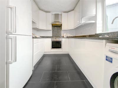 Large Double room to rent for Pure vegetarian Da16 Main Photo