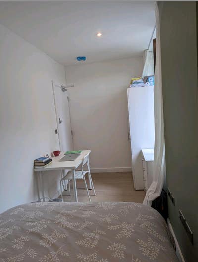 Double Room in Hoxton House-share Main Photo