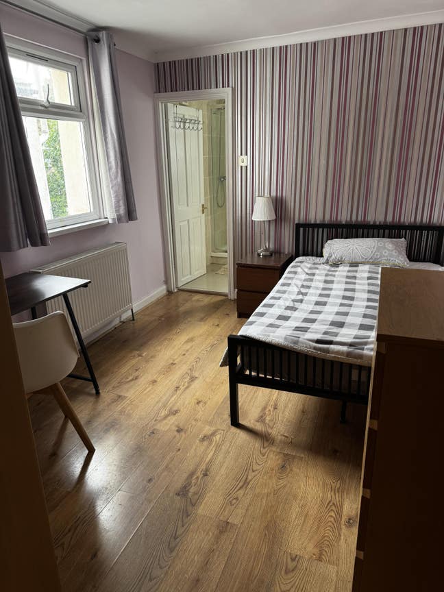 Lovely single room with en-suite in Stratford Main Photo