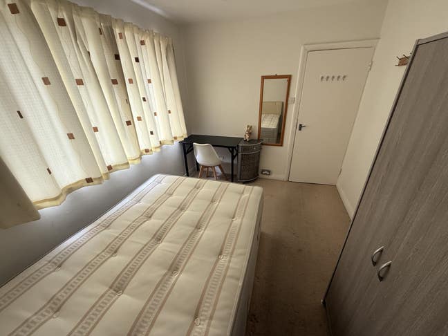  Double  Room for preferably a female  in  Cobham  Main Photo