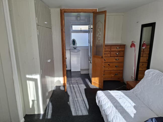 Room to let in friendly quiet house Main Photo