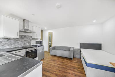 Premium Student Studio Near UoB QE & OneStop Shops Main Photo