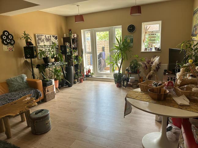 A lovely and spacious 2 bed garden flat bills inc. Main Photo