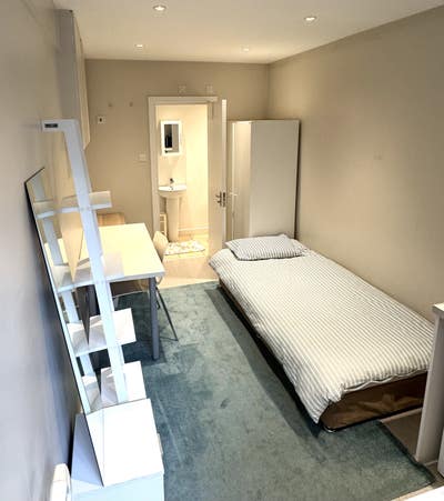 Self Contained en-suit Studio private entr. zone 2 Main Photo