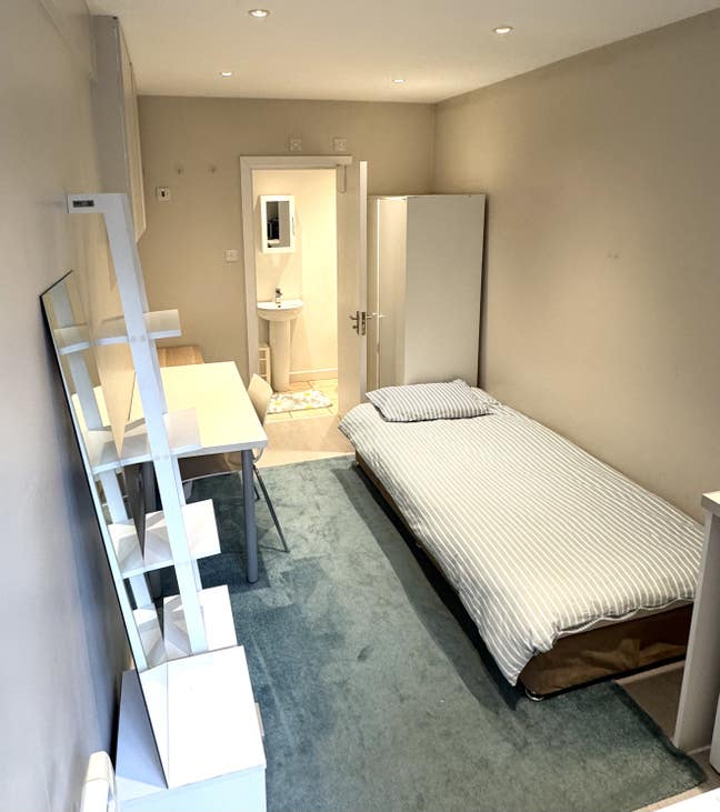 Self Contained en-suit Studio private entr. zone 2 Main Photo