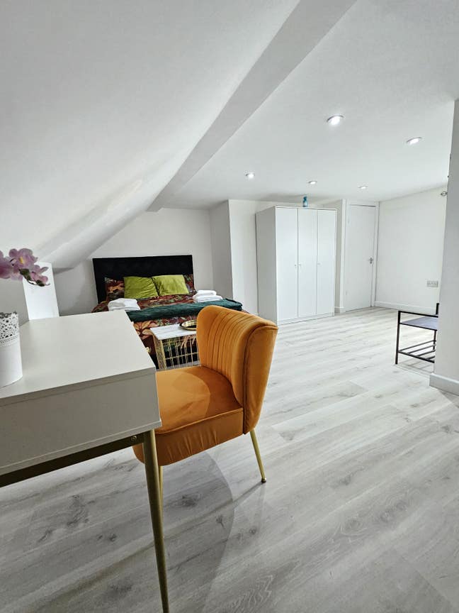 Private, Comfortable Big Room with En-Suite Main Photo