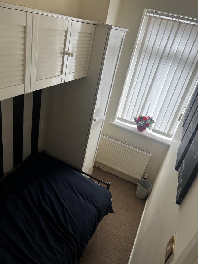 Bright Furnished Single Room – WF4 Main Photo