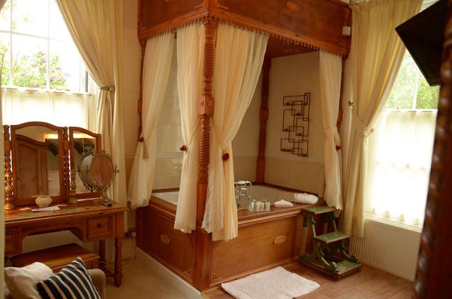 Double Jacuzzi ,4 Poster Bed, Suit Professional Main Photo