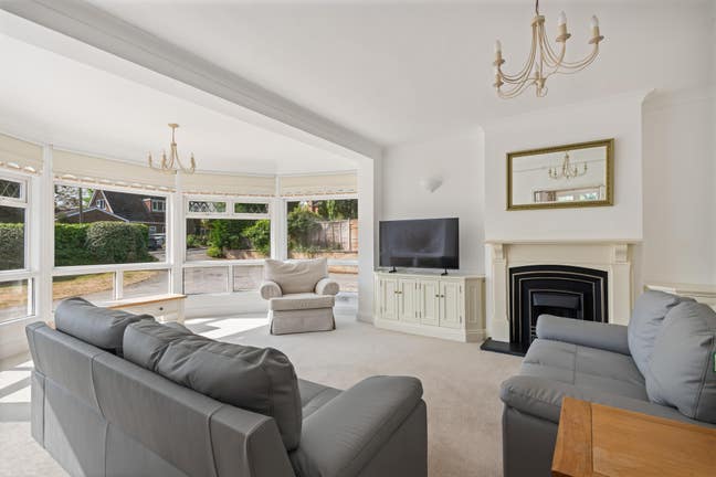 Double Bed En-suite. Professional House Main Photo