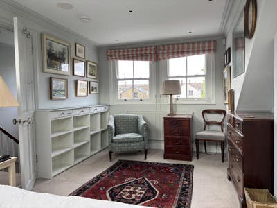 Charming, light, bedsit with ensuite bathroom Main Photo
