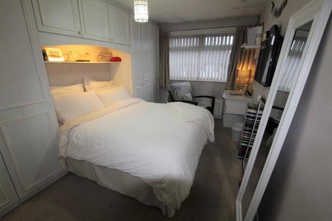 Room in spacious semi detached house Main Photo