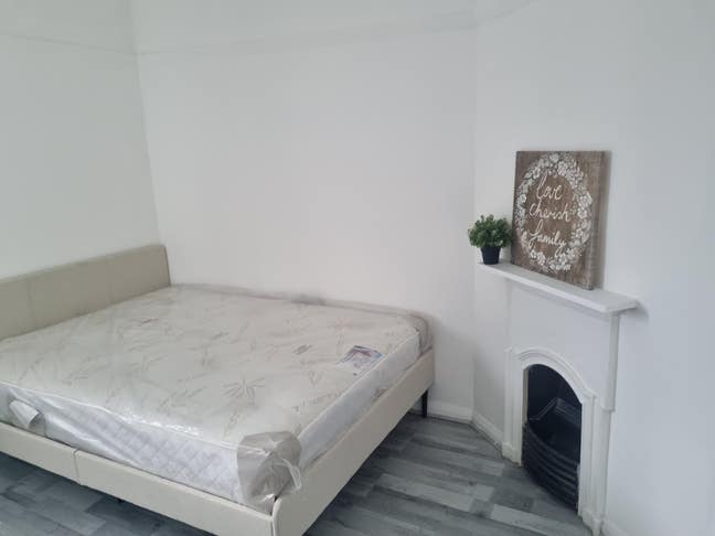 Nice Double Bedroom (15 mins Walk from Station) Main Photo