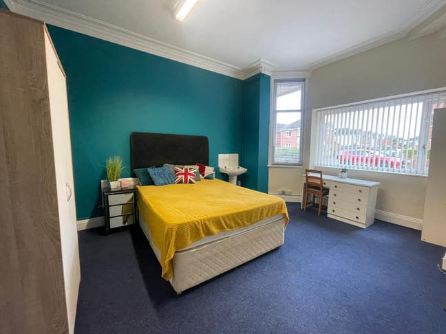 Spacious rooms at Richmond house - available NOW Main Photo