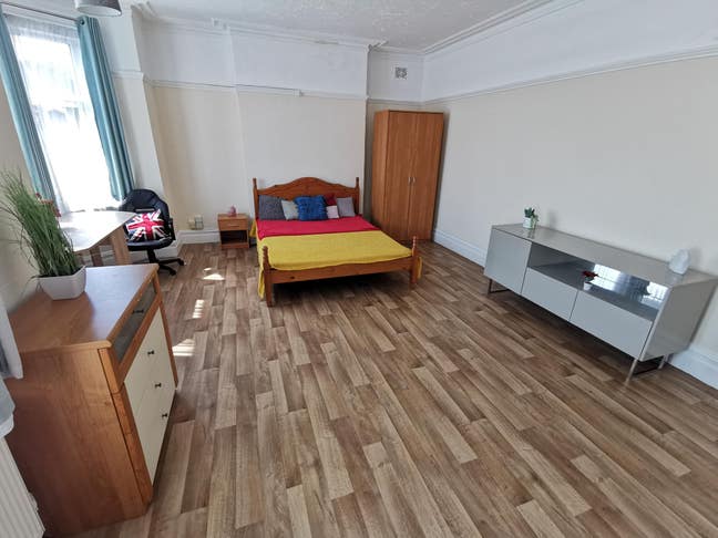 Spacious rooms at Richmond house - available NOW Main Photo
