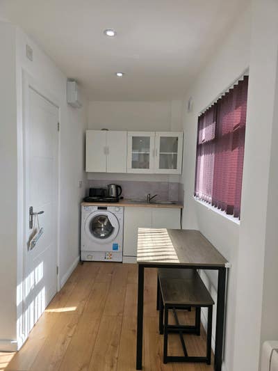 Studio to let Colnbrook  Main Photo