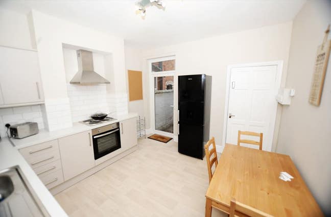 🚨 Double En Suite Available/Kitchenette Area🚨 Main Photo