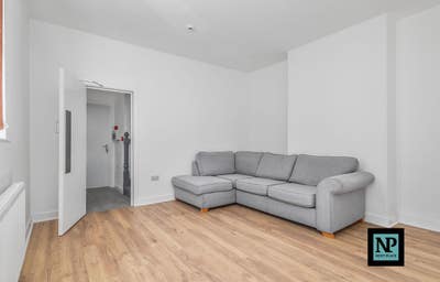 En Suite Double Room Available Now  Main Photo