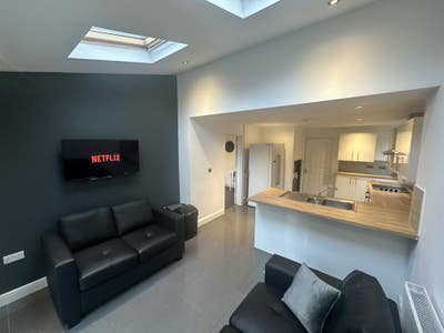 Room in modern Shared Home!  Near QMC Main Photo