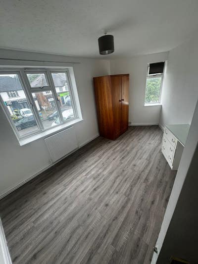 Spacious, Refurbished 2-Bed Flat in Prime Banstead Main Photo