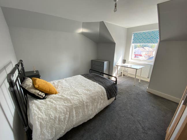 1  Room Available  Opposite Luton University Main Photo