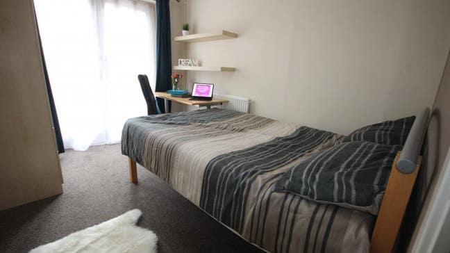  looking  for  1 to  join  lovely  4-girls  house!
 Main Photo