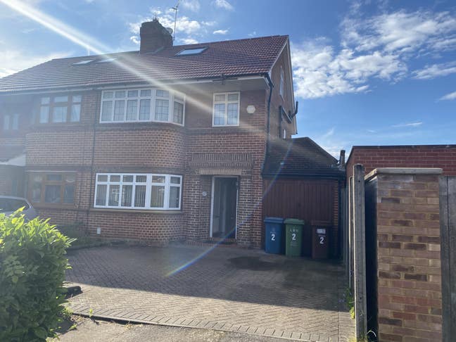 Double Bedroom for Rent in NW London (Canons Park) Main Photo