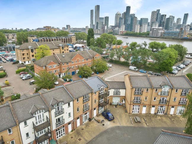 Large 6-Bed, Parking, Close to City & Canary Wharf Main Photo