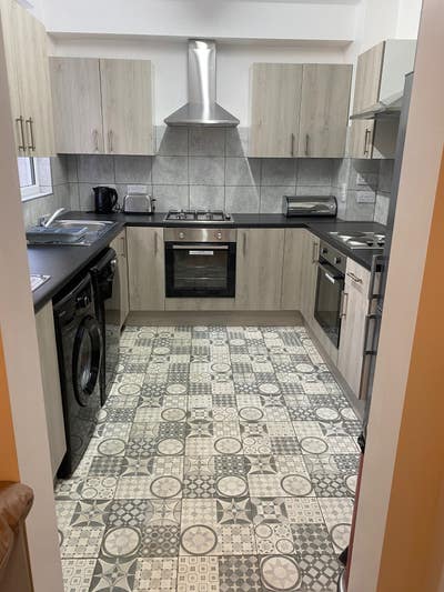 En-suite room available in lovely spacious house  Main Photo