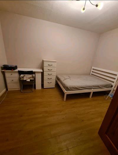 Beautiful room in Goldsworth Park, Woking Main Photo