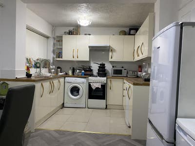 Single bedroom to let.  Main Photo