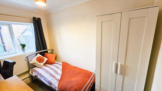 🌟Walking distance to Town Centre & rail links Main Photo