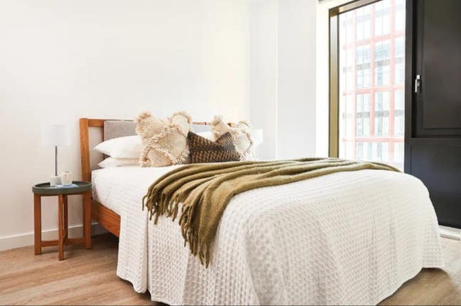 Modern ensuite room available at uhaus, Circle Sq. Main Photo