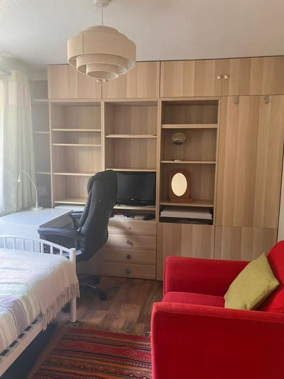 Lovely single room in family house Main Photo